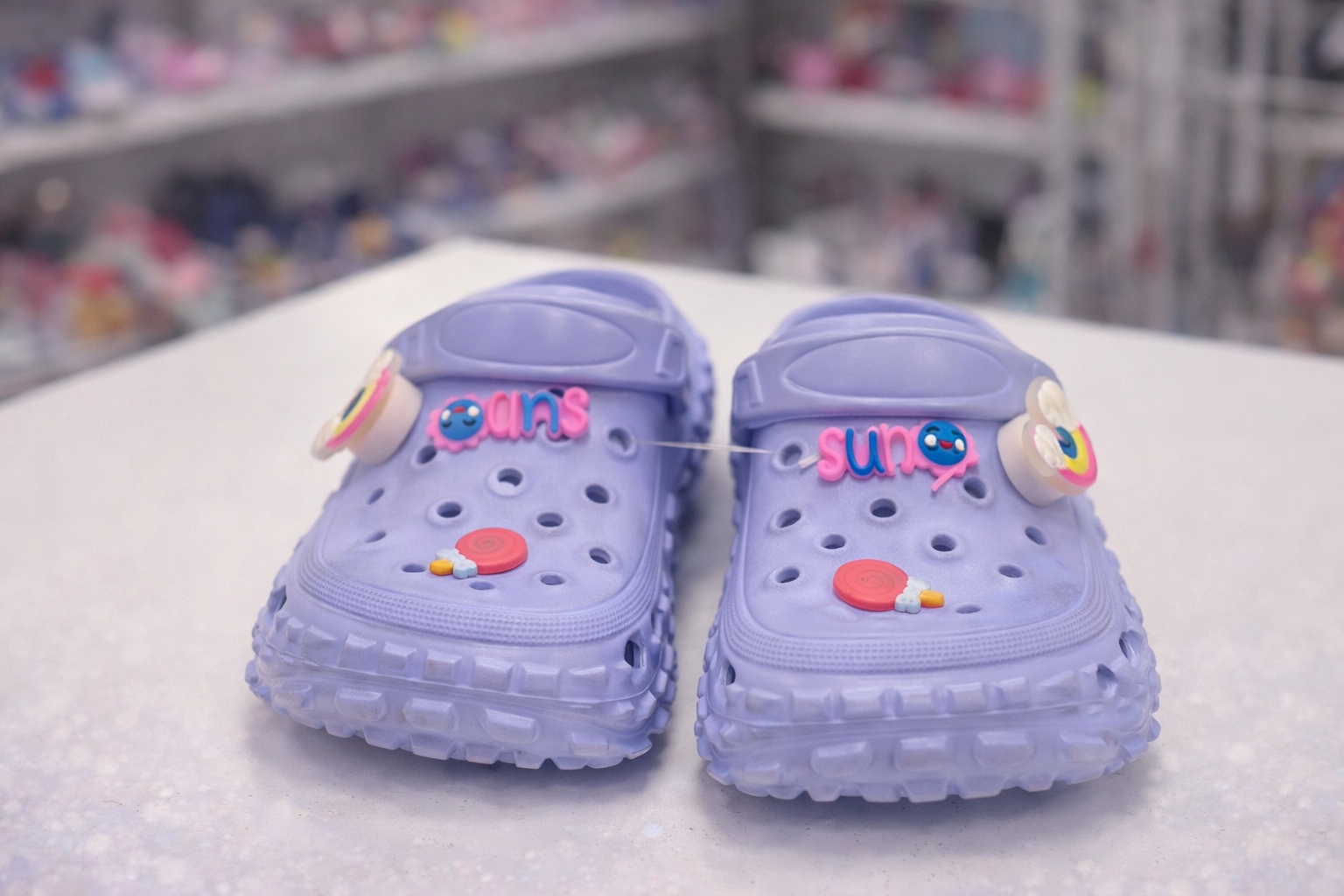 Sandalias moradas con charms